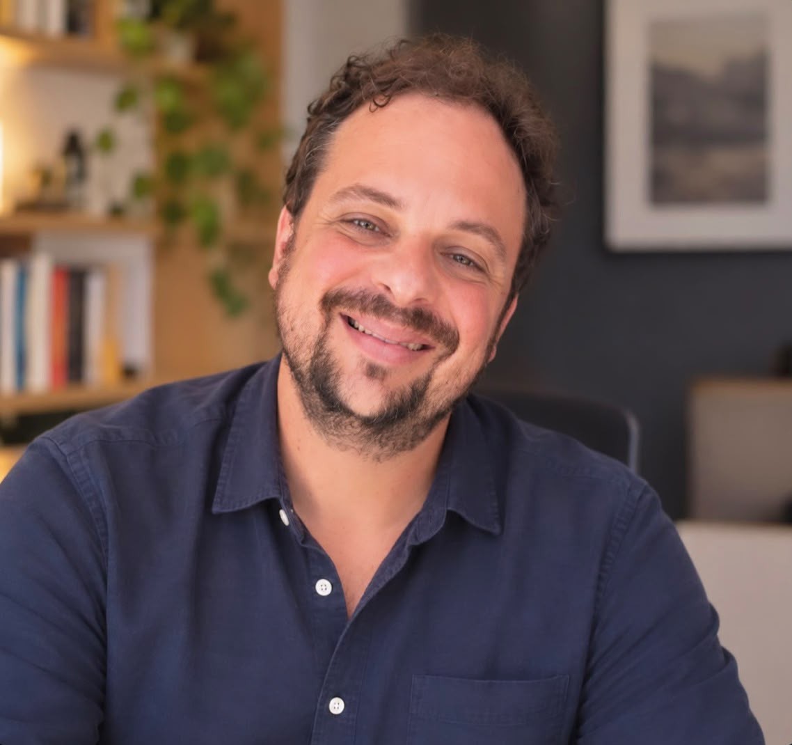 Foto de Tiago Garrido sorrindo no escritório